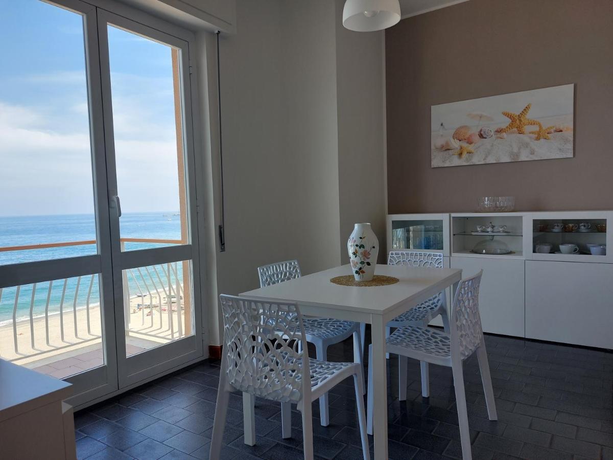 Maremare, Really On The Beach, With Private Parking Savona Exterior photo